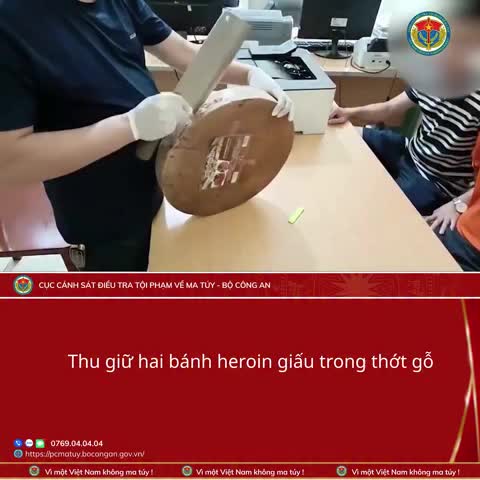 theo-hinh-anh-trong-clip-cac-doi-tuong-da-khoet-rong-phan-ben-trong-thot-sau-do-cat-giau-ma-tuy-roi-nguy-trang-kheo-leo-nham-qua-mat-luc-luong-chuc-nang-tuy-nhien-bang-cac-bien-phap-nghiep-vu-luc-luong-cong-an-1784549358.mp4