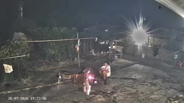 theo-hinh-anh-tu-camera-an-ninh-vu-viec-xay-ra-vao-khoang-19h23-ngay-26-7-thoi-diem-nay-hai-co-gai-nhom-bep-than-cui-va-dat-vi-nuong-ngay-tren-nen-san-xi-mang-de-che-bien-do-an-1785417275.mp4