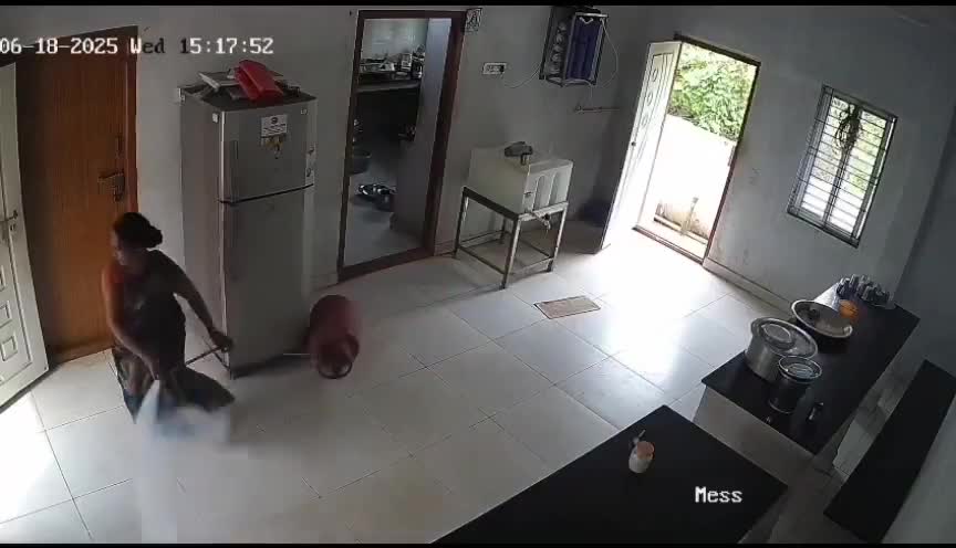 they-were-lucky-that-all-the-doors-and-w-1750756419.mp4