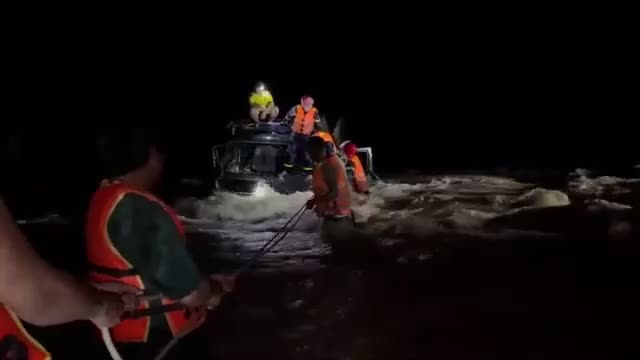 thot-tim-canh-1-nguoi-lon-3-tre-em-mac-ket-tren-o-to-giua-dong-nuoc-xiet-bao-nguoi-lao-dong-1749099235.mp4