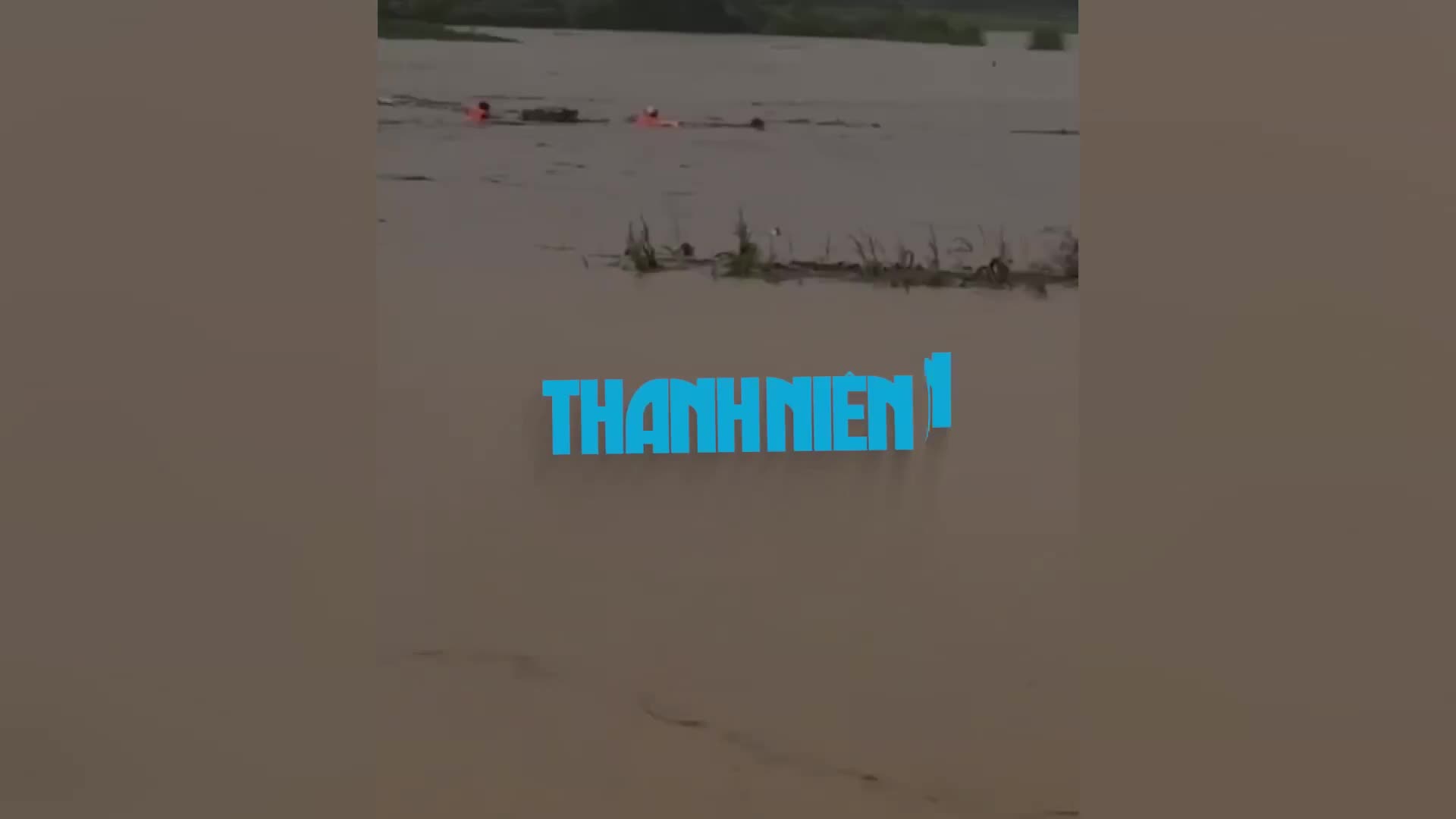 thot-tim-canh-dai-uy-cong-an-lao-xuong-dong-lu-cuu-nguoi-dan-o-phu-tho-1759202014.mp4