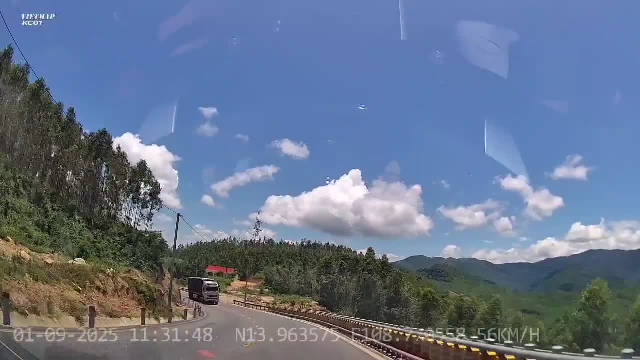 thot-tim-canh-xe-khach-vuot-au-tren-deo-an-khe-bao-dien-tu-tien-phong-1756978769.mp4