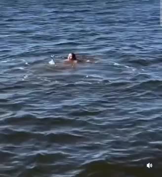 thuy-quai-lang-le-boi-ngay-sat-nguoi-phu-nu-dang-tam-song-chi-vai-chuc-giay-khien-mang-xa-hoi-xon-xao-1772010411.mp4