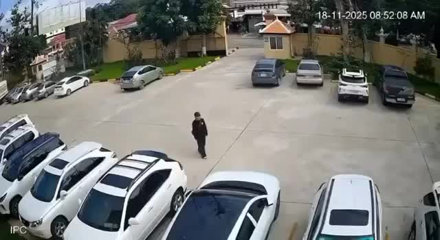 toan-canh-nu-dong-pham-trao-sung-giup-tu-nhan-tau-thoat-giua-san-toa-o-campuchia-tuoi-tre-online-1763700677.mp4