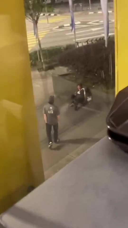 tolong-viralkan-pekerja-mcd-bukit-bintan-1747294984.mp4