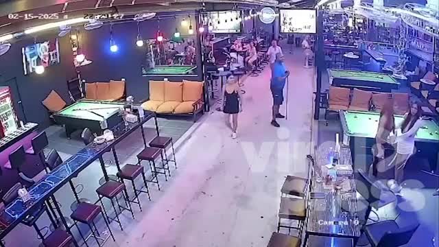 tourists-break-up-fight-between-transgender-bar-escorts-in-pattaya-viralpress-1740626295.mp4