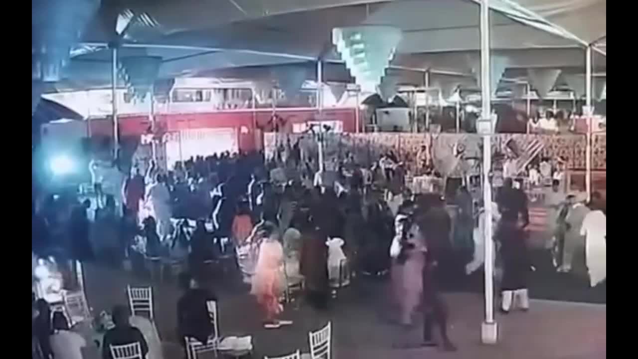 tranh-cai-dan-toi-au-da-gia-dinh-co-dau-chu-re-cam-ghe-lao-vao-danh-nhau-ngay-tai-tiec-cuoi-1755261096.mp4