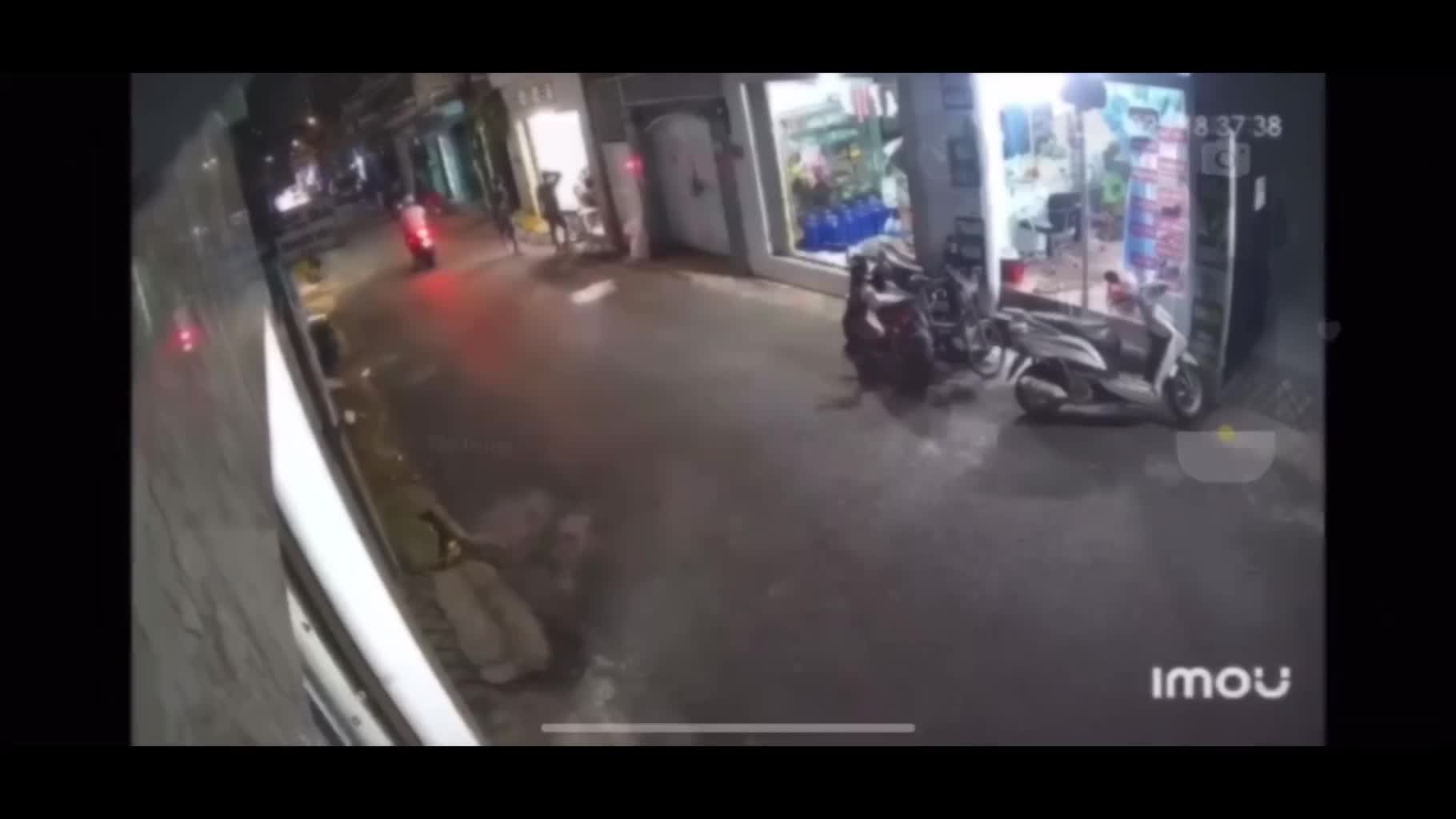 trieu-tap-2-thanh-nien-duoi-danh-nguoi-dan-ong-den-bat-tinh-o-tphcm-bao-dien-tu-tien-phong-1758512115.mp4