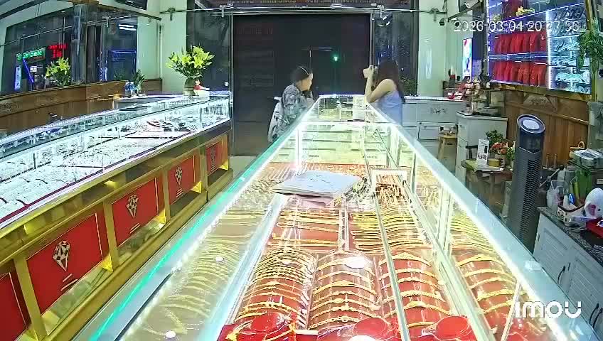 truoc-khi-che-mat-vao-tiem-vang-voi-bieu-hien-la-nguoi-dan-ong-da-trom-xe-may-1773659418.mp4