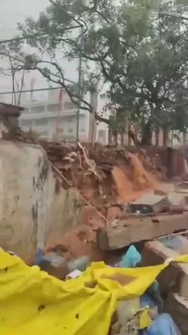 tuong-rao-bat-ngo-do-sap-7-nguoi-tu-vong-thuong-tam-1777546225.mp4