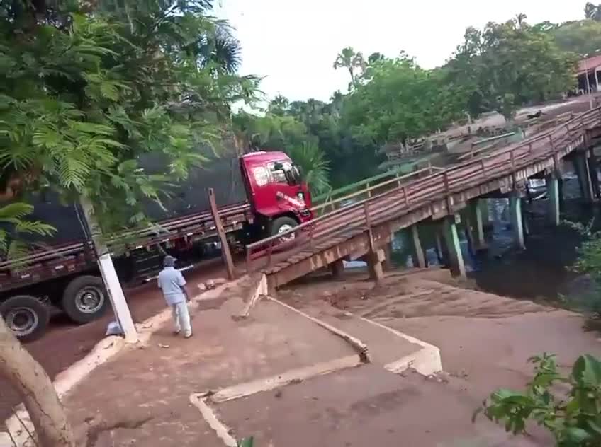 uma-ponte-de-madeira-sobre-o-rio-alperca-1763004689.mp4