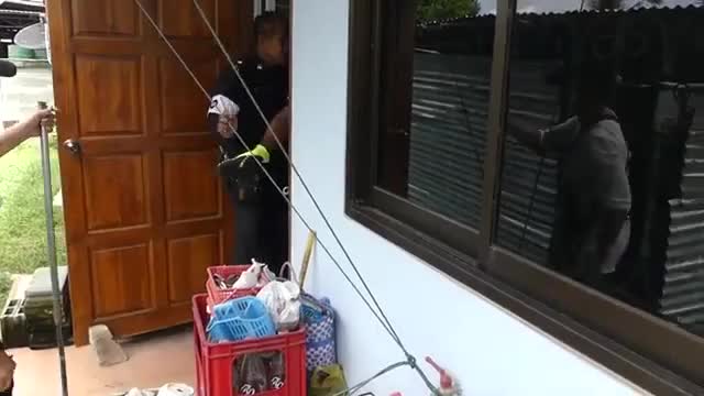 vao-phong-bep-nguoi-phu-nu-bat-gap-canh-tuong-lanh-song-lung-duoi-bon-rua-bat-1784424898.mp4