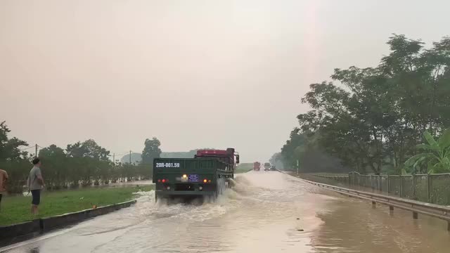 video-cao-toc-ha-noi-thai-nguyen-ngap-sau-han-che-xe-di-chuyen-1760069435.mp4