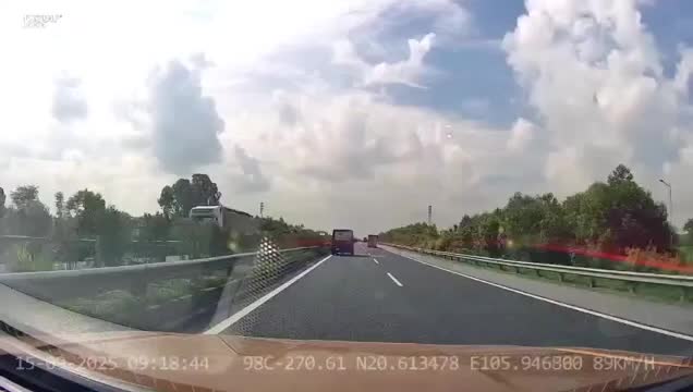 video-ghi-lai-toan-canh-vu-tai-nan-lien-hoan-tren-cao-toc-phap-van-cau-gie-1757920903.mp4