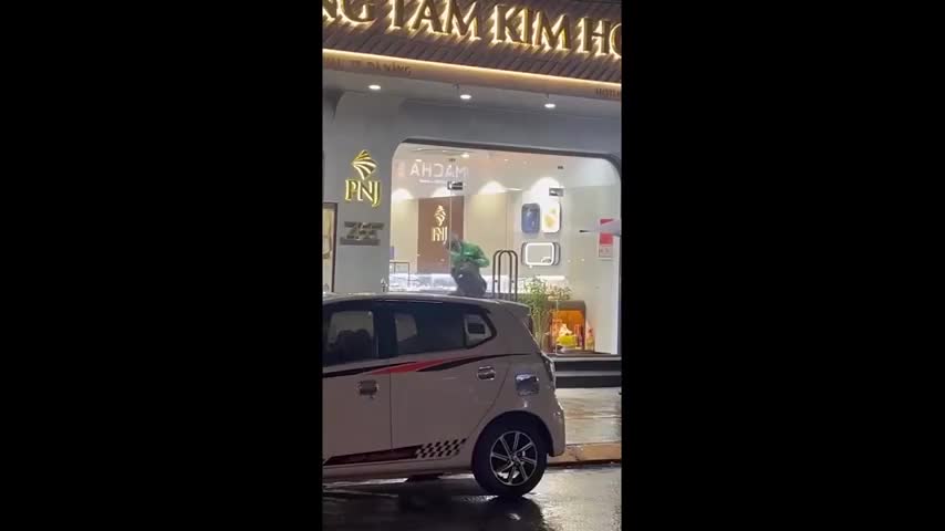 video-khoanh-khac-thanh-nien-tao-ton-hanh-hung-bao-ve-dap-tu-kinh-cuop-tiem-vang-o-da-nang-1756263797.mp4