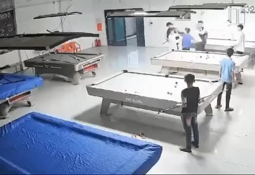 video-nam-sinh-bi-nhom-ban-dung-gay-bida-danh-toi-tap-phai-nhap-vien-cap-cuu-1761796839.mp4