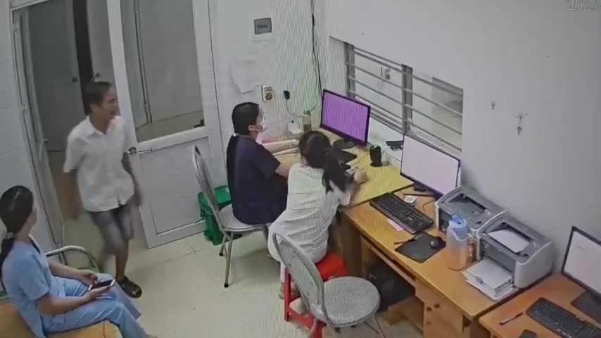 video-nguoi-dan-ong-xong-vao-phong-cap-cuu-de-doa-doi-hanh-hung-nu-bac-si-1760578736.mp4