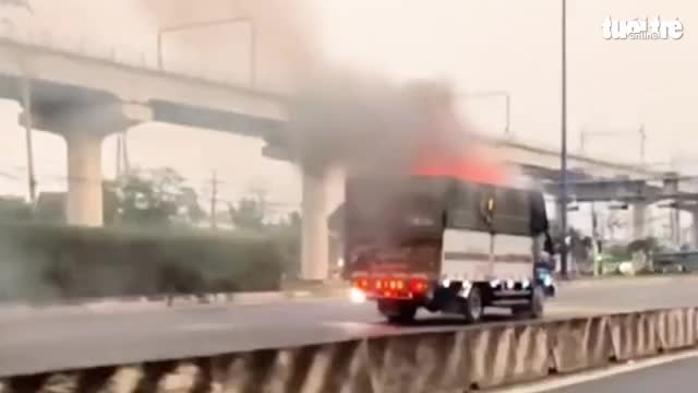 video-tai-xe-lai-xe-tai-dang-chay-ngun-ngut-den-tru-so-canh-sat-chua-chay-nho-dap-lua-tuoi-tre-online-1766462016.mp4