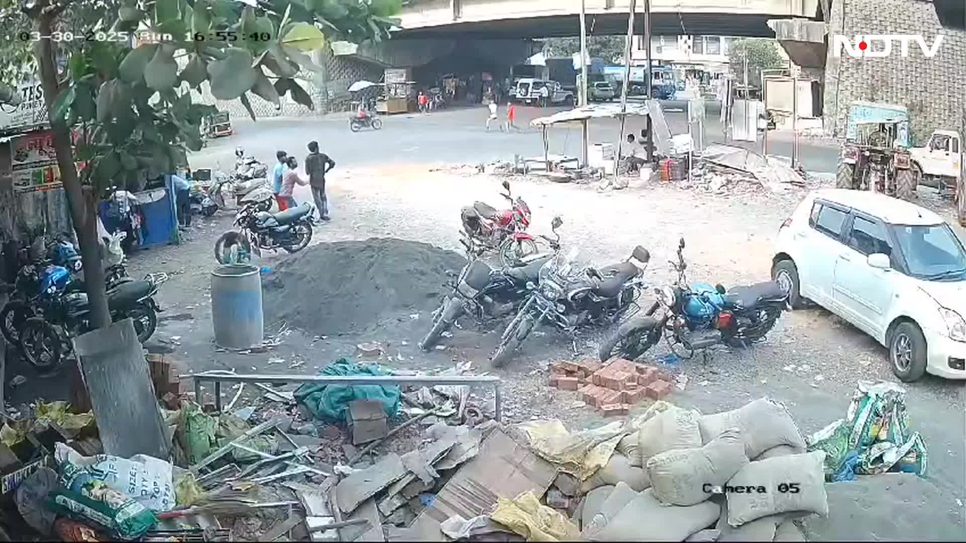 video-tanker-loses-control-drives-off-flyover-spills-flammable-oil-1744300379.mp4