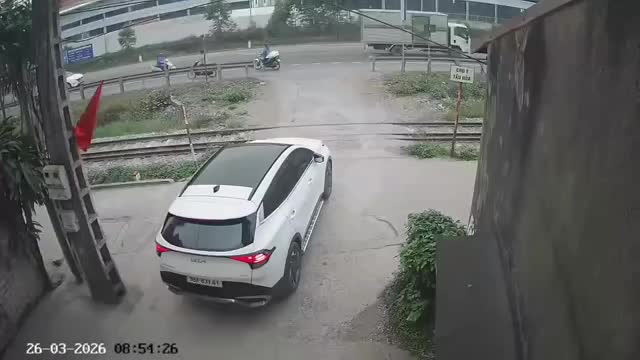 video-tau-hoa-tong-xe-o-to-con-tai-loi-di-tu-mo-1774515340.mp4