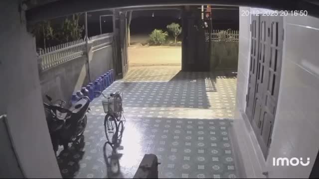 video-tong-vao-xe-tai-nam-thanh-nien-di-tren-xe-may-bi-hat-vang-len-hang-rao-nha-ven-duong-1766365479.mp4