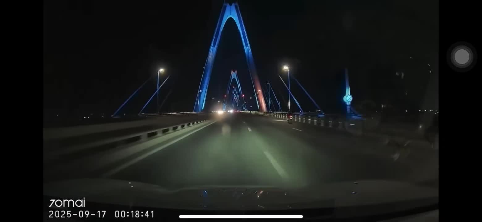 video-vu-tainan-dem-qua-o-cau-nhat-tan-qua-xe-dap-di-the-kia-thi-chiu-that-roi-1758075525.mp4