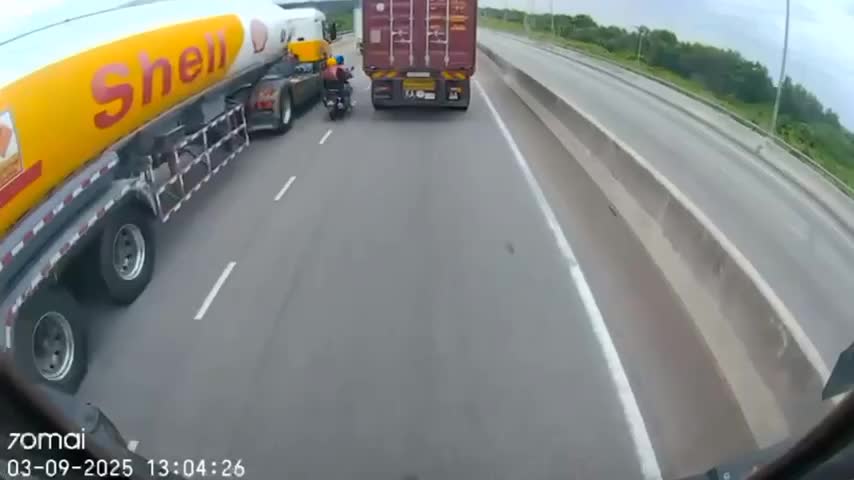vo-bi-container-can-tu-vong-chong-hoang-loan-tai-hien-truong-camera-ghi-lai-khoanh-khac-dau-long-1757299002.mp4