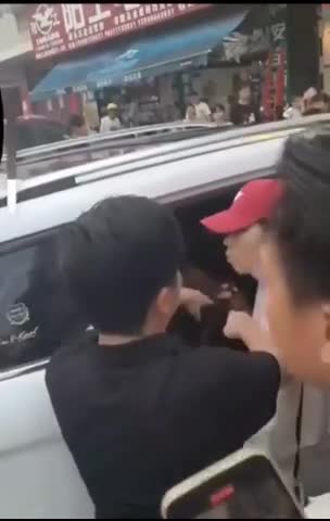 vo-cho-con-di-mua-do-phat-hien-chong-ngoai-tinh-danh-ghen-ngay-giua-pho-1754274329.mp4