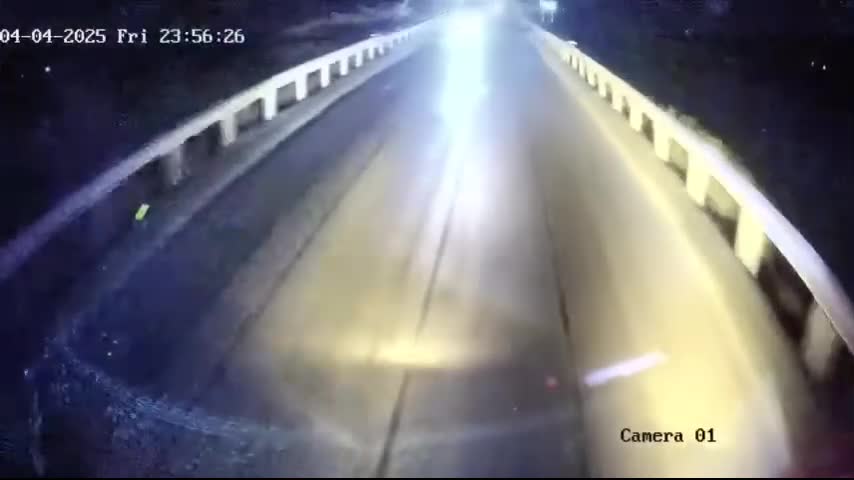 vu-2-thanh-nien-uong-het-3-chai-ruou-lao-thang-xe-may-vao-o-to-khach-tu-vong-tai-cho-camera-ghi-gi-1744423490.mp4