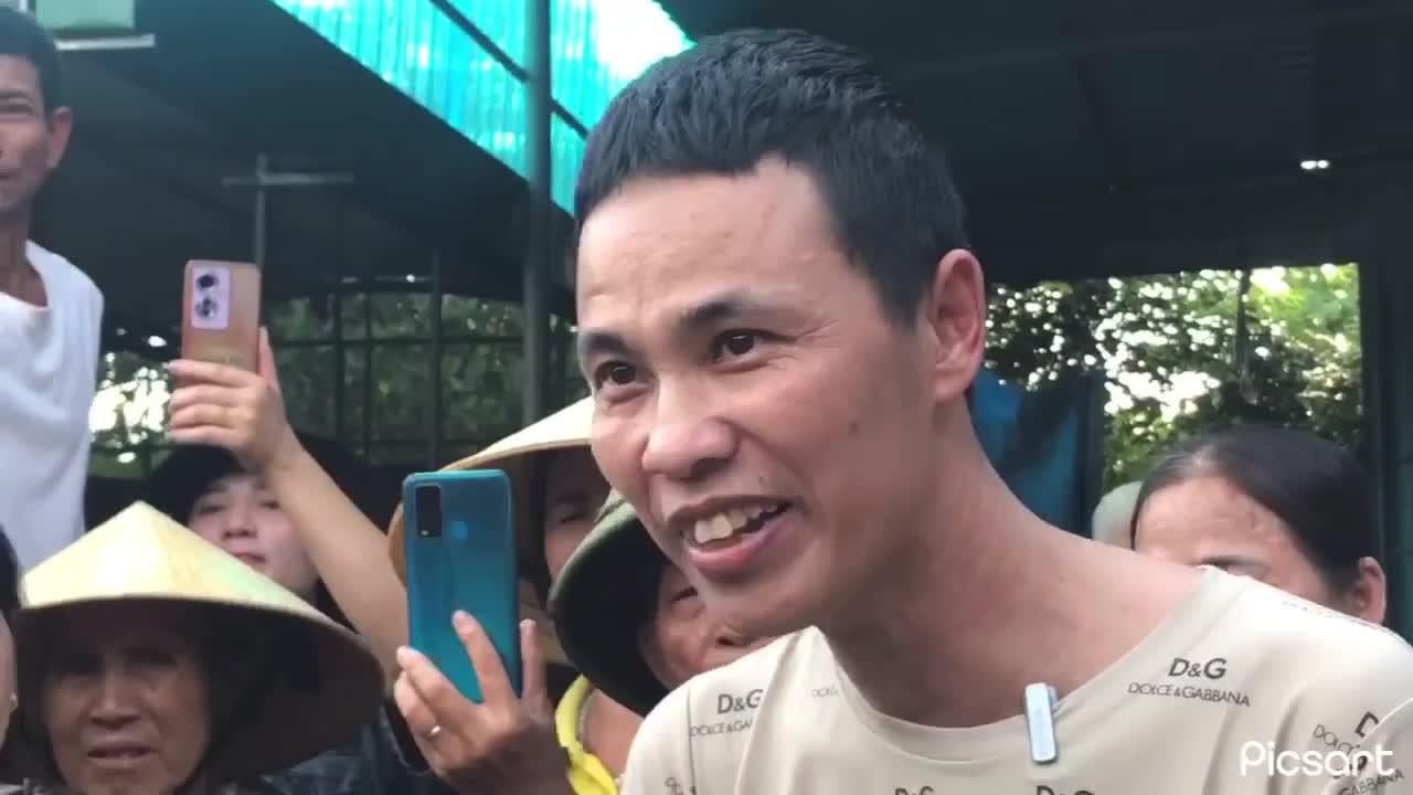 vu-ga-loi-trang-anh-thai-khac-thanh-xuc-dong-tro-ve-nha-trung-phung-vo-con-nguoi-than-1758153650.mp4