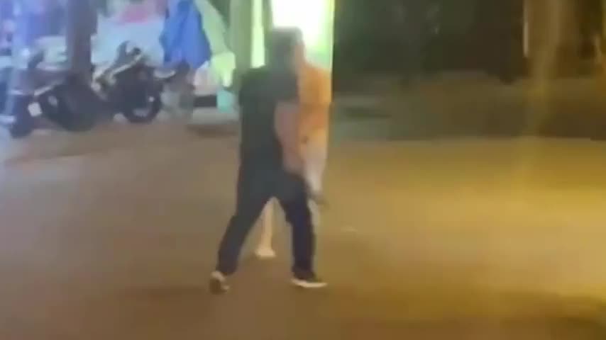 vu-hai-tai-xe-mua-ma-tau-doa-chem-nhau-tren-duong-dien-bien-moi-nhat-1740373208.mp4