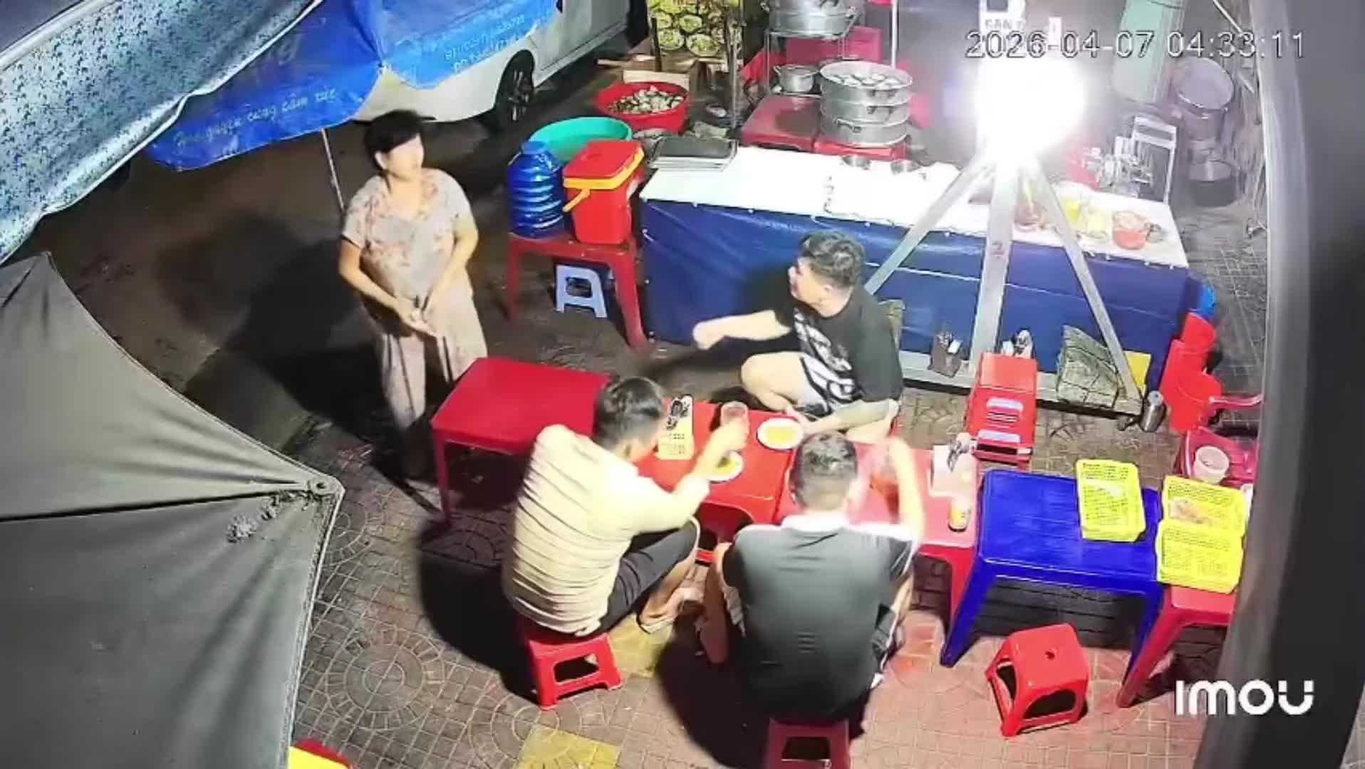 vu-hanh-hung-cu-ba-tai-quan-an-o-quy-nhon-gay-phan-no-cong-dong-bao-gia-lai-dien-tu-video-convertercom-1775606560.mp4