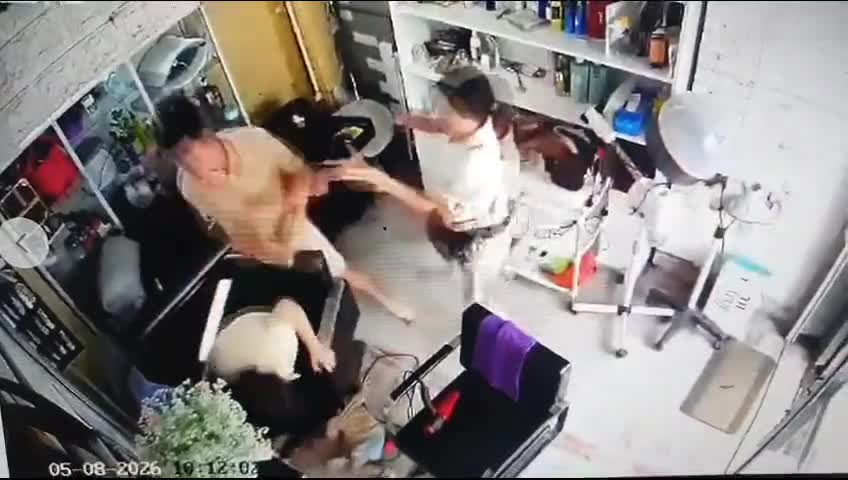 vu-nguoi-phu-nu-bi-danh-trong-tiem-cat-toc-tam-giu-hinh-su-2-anh-em-1778907597.mp4