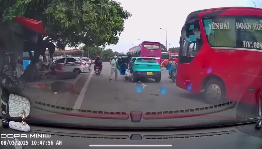 vu-nhom-nguoi-chan-taxi-cong-nghe-don-khach-duoi-nguoi-phu-nu-be-con-nho-ra-khoi-xe-cong-an-vao-cuoc-1754380472.mp4