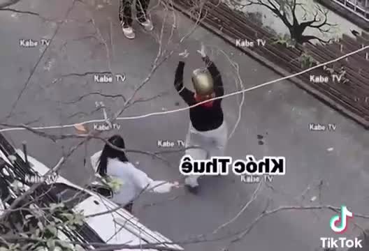 vu-nu-sinh-xin-lai-do-bi-danh-ep-quy-nguoi-hanh-hung-co-the-doi-mat-nhieu-toi-danh-bao-phu-nu-viet-nam-1766105656.mp4