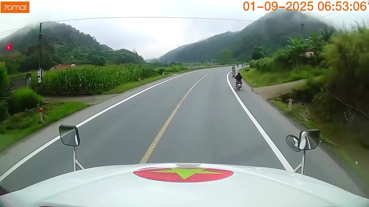 vuot-bat-can-tren-duong-deo-co-gai-nga-lao-vao-dau-xe-container-bao-dan-tri-1756885006.mp4