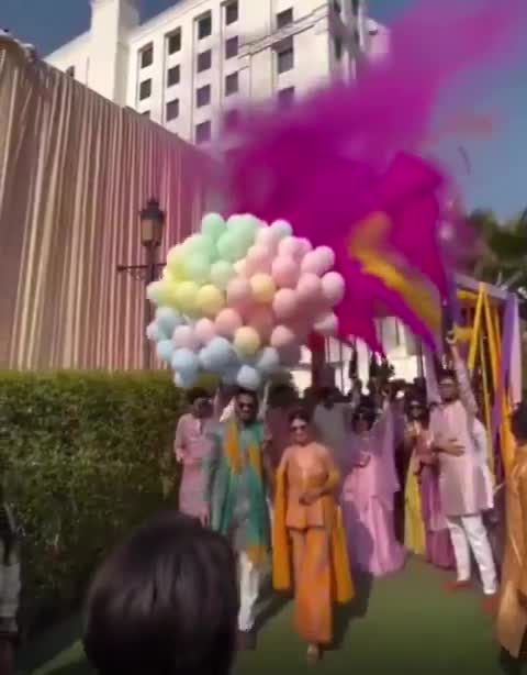 wedding-descends-into-chaos-after-balloons-suddenly-explode-during-ceremony-the-mirror-1764123270.mp4