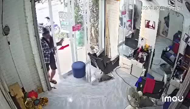 xac-dinh-ke-vua-danh-toi-tap-nu-chu-quan-cat-toc-vua-quat-lon-mi-xuc-pham-bo-tau-1748510484.mp4