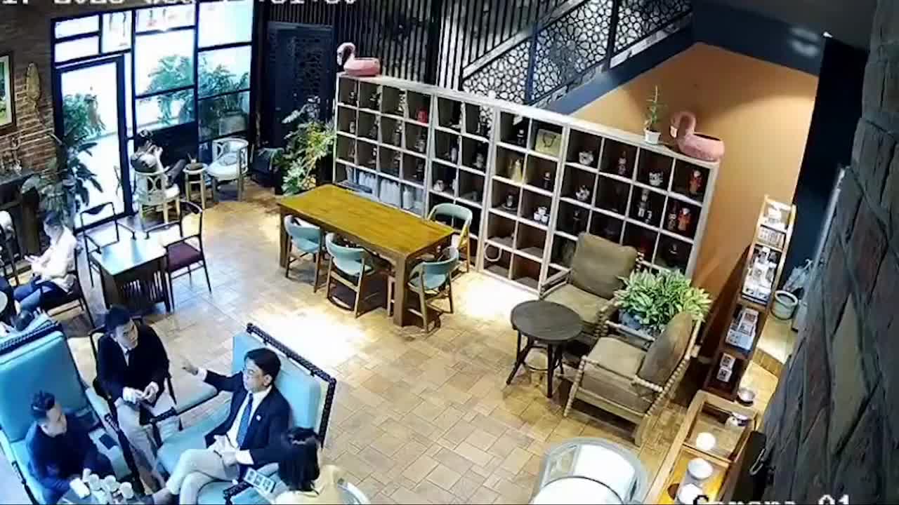xac-minh-clip-nhan-vien-quan-cafe-o-ha-noi-bi-danh-vi-nhac-khach-khong-hut-thuoc-1765272408.mp4