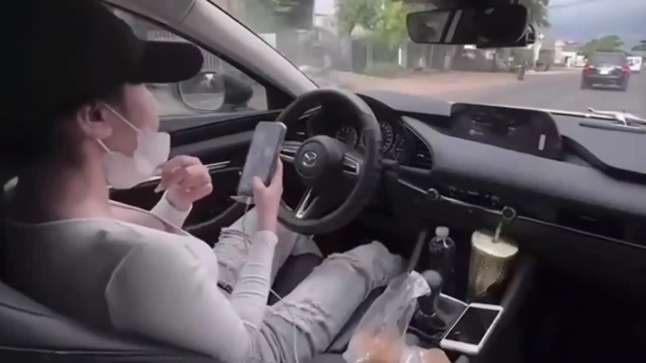 xac-minh-co-gai-tha-2-tay-luot-dien-thoai-khi-lai-o-to-bao-vtc-news-1761722788.mp4