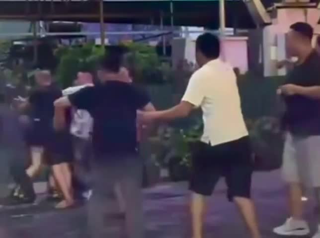 xac-minh-thong-tin-3-phu-nu-bi-nhom-nguoi-dan-ong-hanh-hung-truoc-quan-karaoke-1753883518.mp4