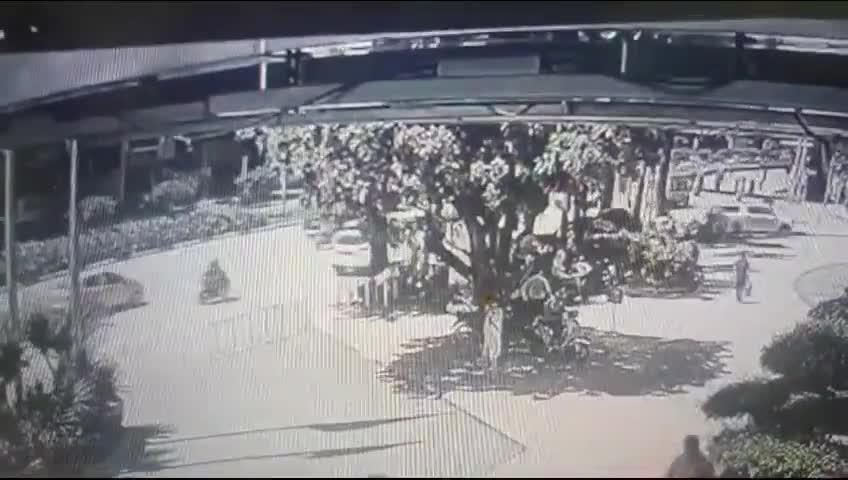 xac-minh-vu-shipper-keo-toc-hanh-hung-nu-khach-hang-khi-giao-do-an-o-ha-noi-1782363827.mp4