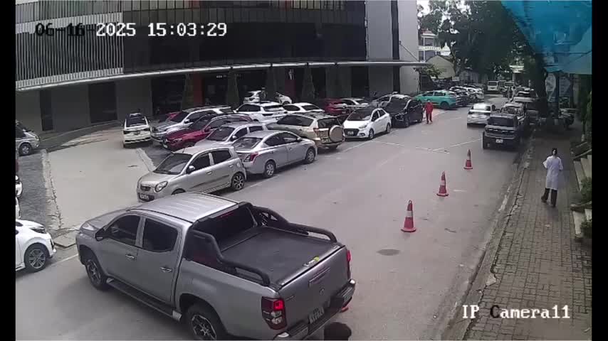 xe-ban-tai-lui-bat-can-chen-nga-nguoi-di-bo-sat-via-he-nguon-video-offb-1750142434.mp4