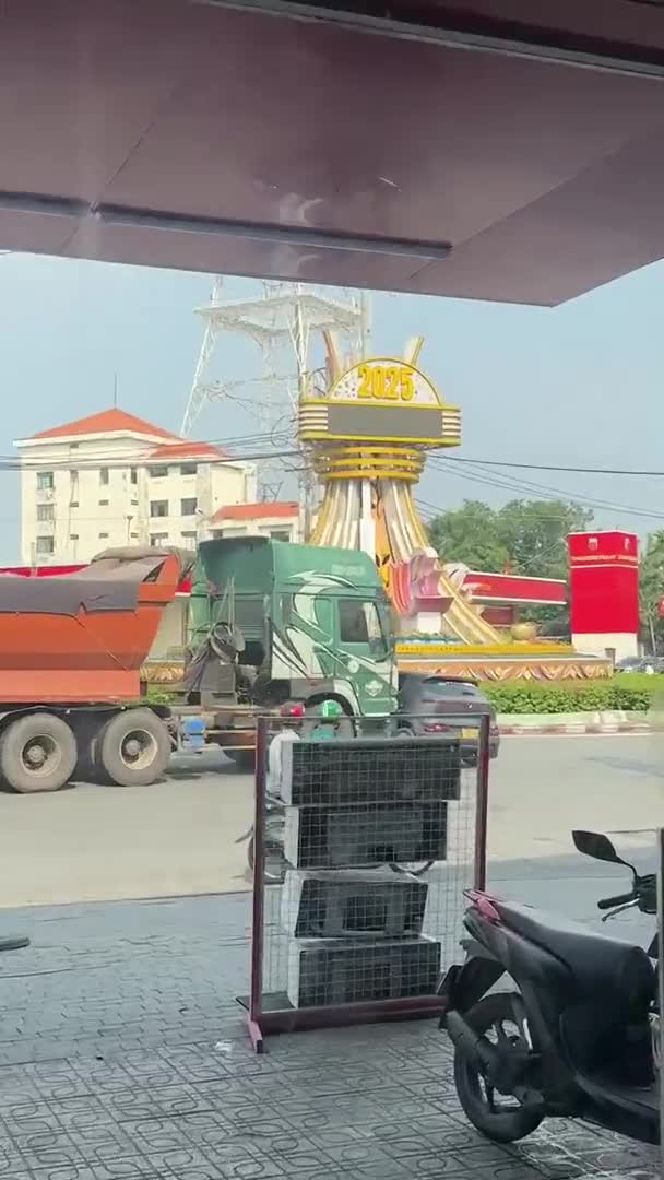 xe-ben-ui-o-to-tren-duong-khien-nhieu-nguoi-hoang-hon-bao-dien-tu-tien-phong-1773440956.mp4