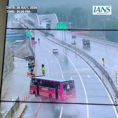 xe-buyt-lat-tren-duong-1-nguoi-tu-vong-26-nguoi-bi-thuong-1785141334.mp4