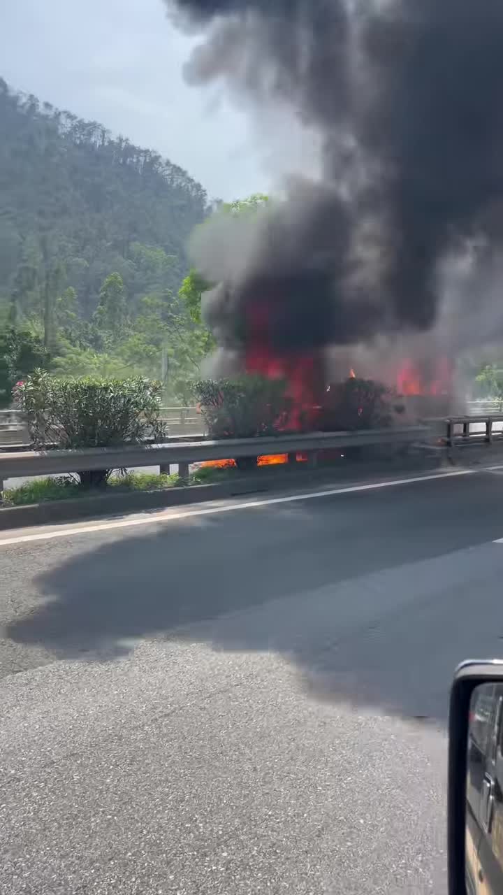 xe-cho-doan-dua-tang-boc-chay-ngun-ngut-tren-cao-toc-noi-bai-lao-cai-1746488543.mp4