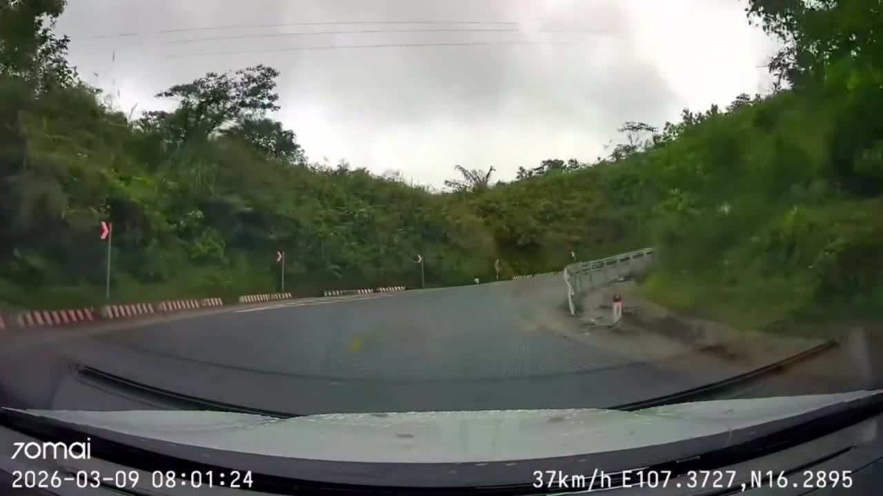 xe-container-vang-duoi-ngang-duong-o-khuc-cua-bao-dien-tu-tien-phong-1773216129.mp4