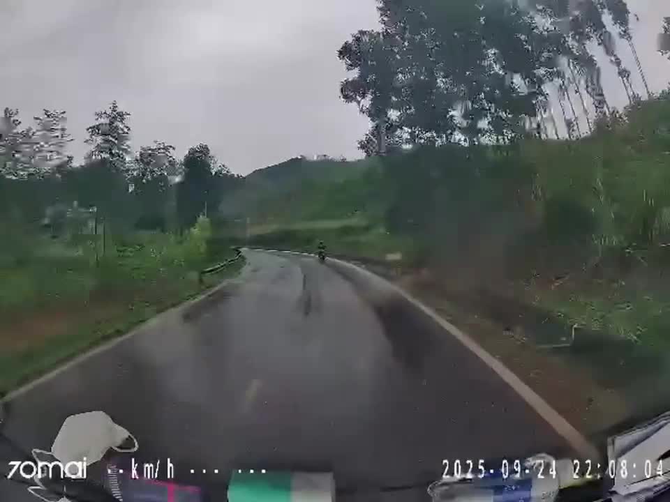 xe-dau-keo-om-cua-toc-do-cao-xoay-ngang-duong-huc-vang-nguoi-di-xe-may-bao-vtc-news-1758882834.mp4