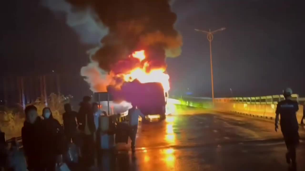 xe-khach-cho-34-nguoi-chay-ngun-ngut-tren-quoc-lo-1770859284.mp4