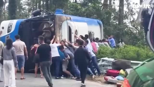 xe-khach-lat-ngang-tren-deo-tam-dao-3-nguoi-chet-nhieu-nguoi-bi-thuong-tuoi-tre-online-1745651692.mp4